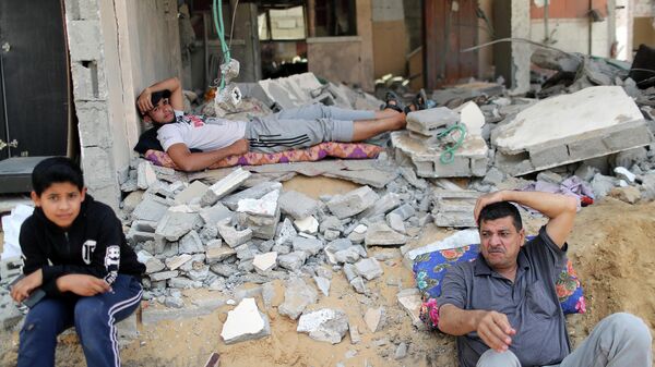 Палестинцы вернулись в свой разрушенный дом после объявления о прекращении огня между Израилем и ХАМАС
