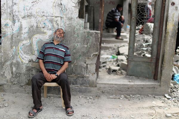 Палестинец, вернувший в свой разрушенный дом, после объявления о прекращении огня между Израилем и ХАМАС