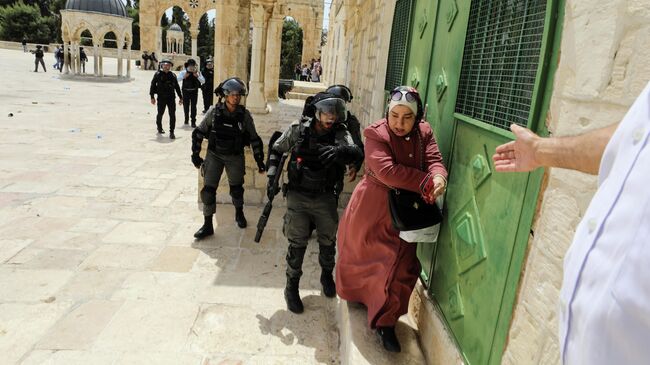 Столкновения между израильской полицией и палестинцами на территории мечети аль-Акса в Иерусалиме