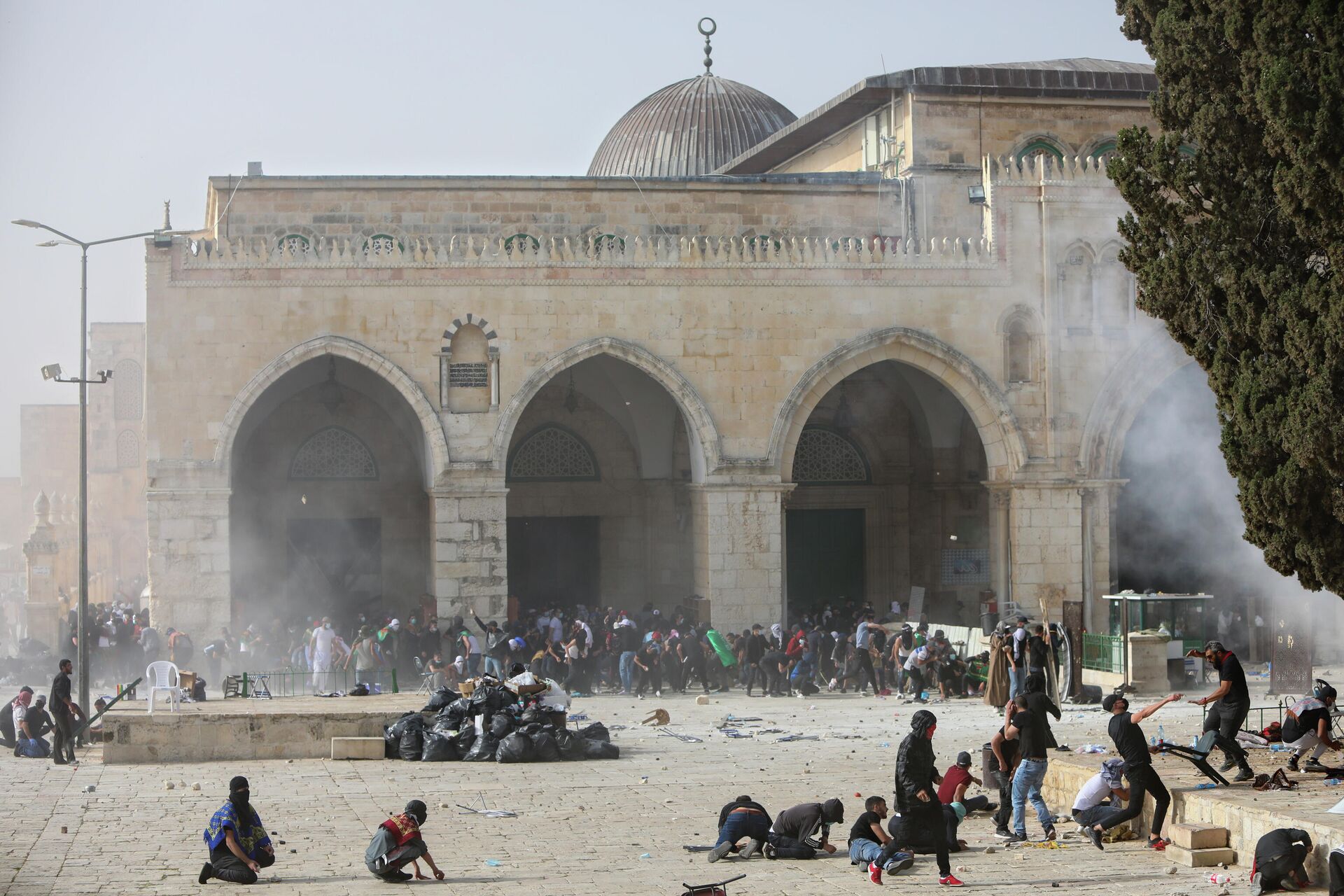 Столкновение палестинцев с израильскими силами безопасности  у мечети Аль-Акса в Старом Иерусалиме - РИА Новости, 1920, 21.04.2022