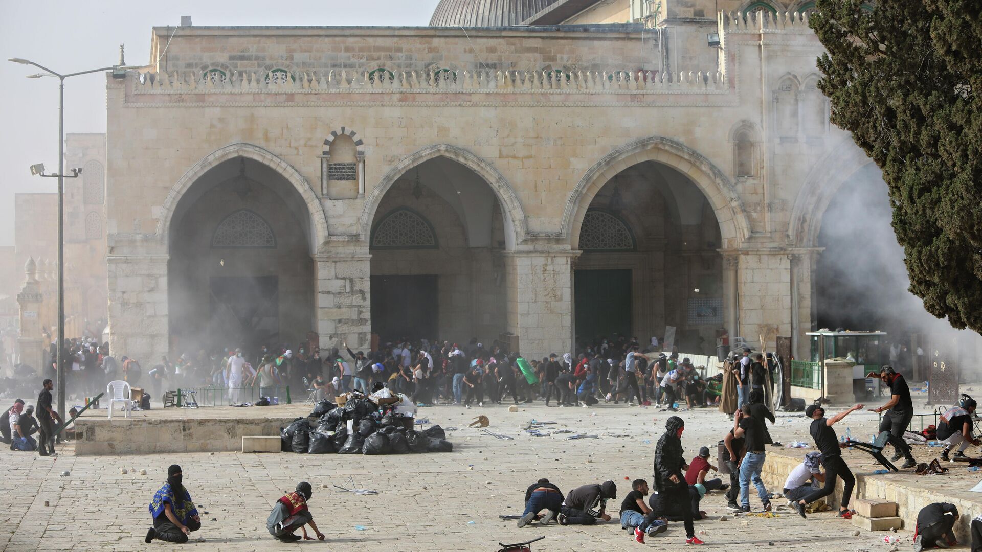 Столкновение палестинцев с израильскими силами безопасности  у мечети Аль-Акса в Старом Иерусалиме - РИА Новости, 1920, 23.05.2021