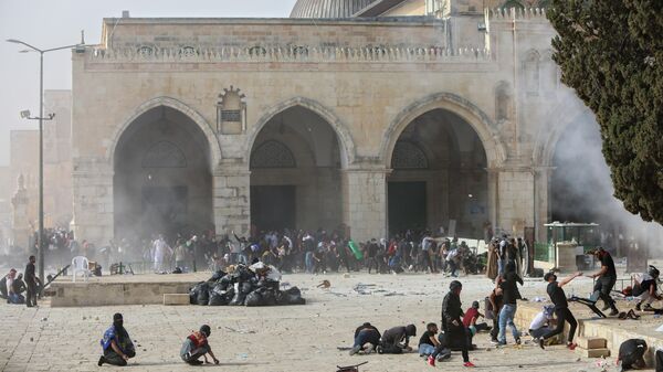 Столкновение палестинцев с израильскими силами безопасности  у мечети Аль-Акса в Старом Иерусалиме