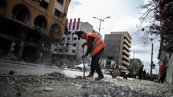 Палестинский муниципальный работник убирает улицы после прекращения огня, Газа