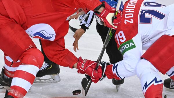 Вбрасывание в матче группового этапа чемпионата мира по хоккею 2021 между сборными командами России и Чехии.