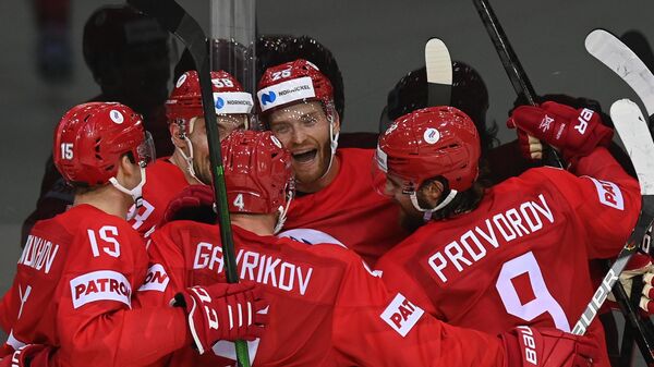 Игроки сборной России радуются заброшенной шайбе в матче группового этапа чемпионата мира по хоккею 2021 между сборными командами России и Чехии