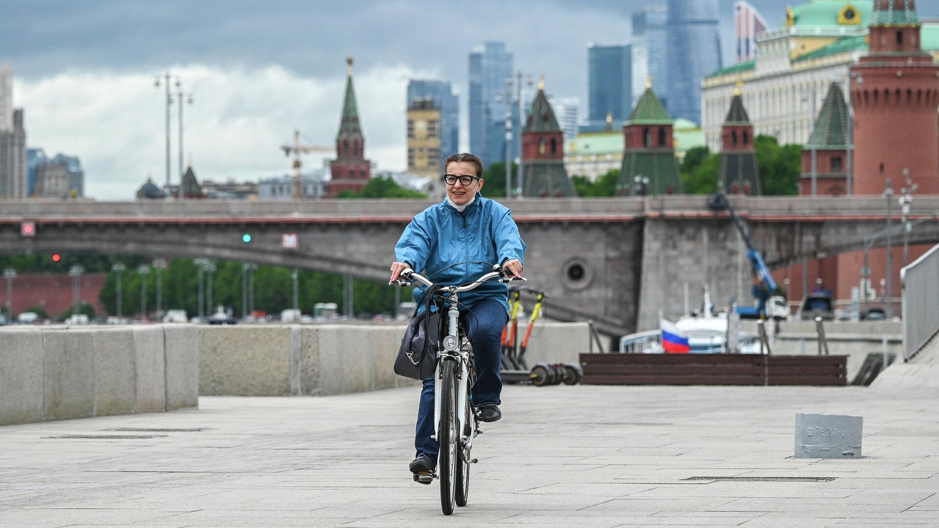 Девушка едет на велосипеде по Москворецкой набережной в Москве - РИА Новости, 1920, 09.06.2021