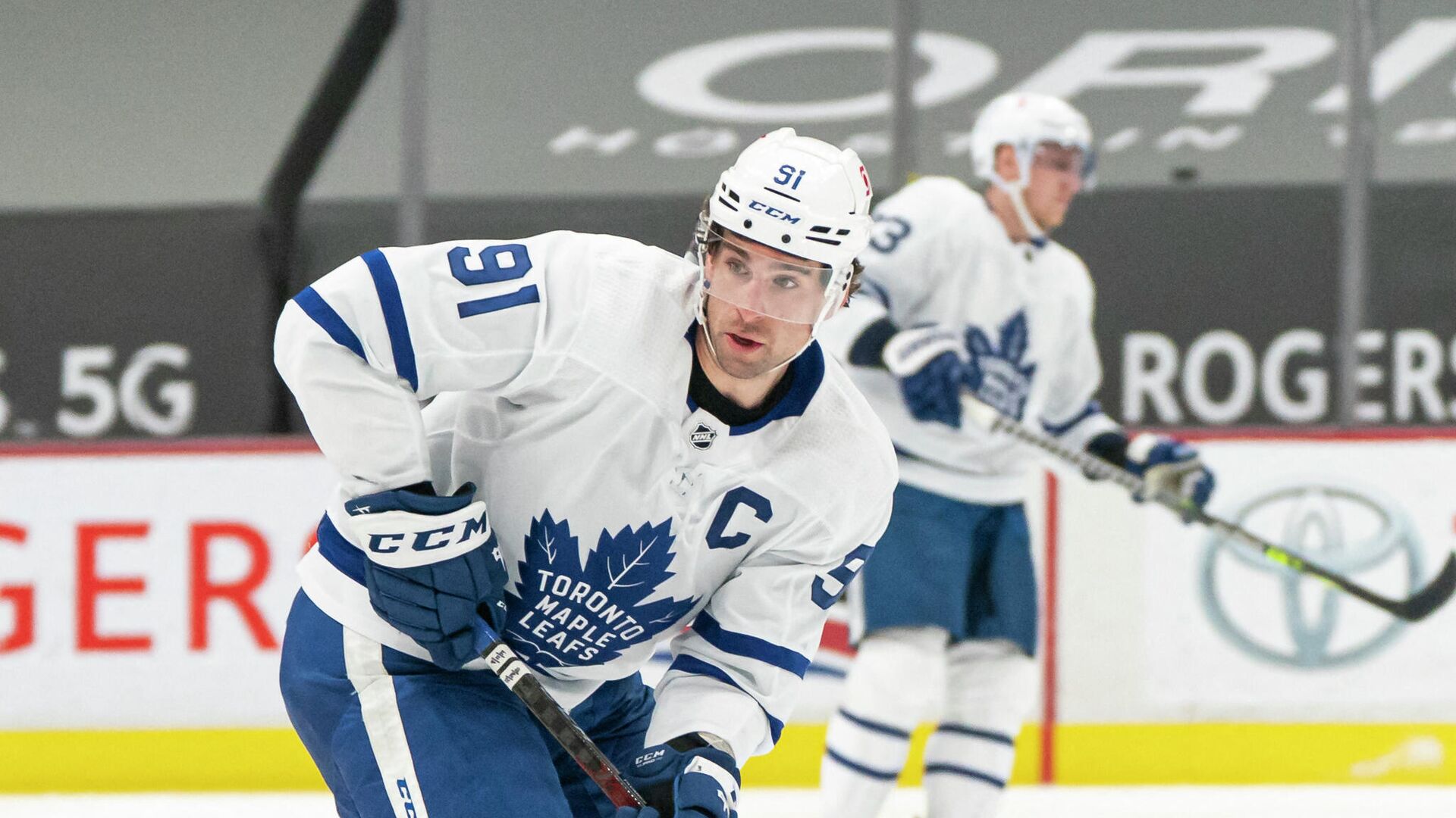 VANCOUVER, BC - APRIL 18: John Tavares #91 of the Toronto Maple Leafs skates with the puck during NHL hockey action at Rogers Arena against the Vancouver Canucks on April 17, 2021 in Vancouver, Canada.   Rich Lam/Getty Images/AFP (Photo by Rich Lam / GETTY IMAGES NORTH AMERICA / Getty Images via AFP) - РИА Новости, 1920, 21.05.2021