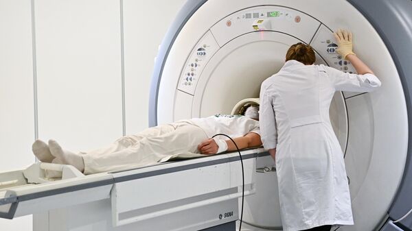 Пациент проходит обследование с помощью аппарата МРТ