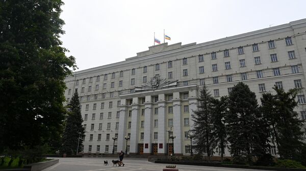 Приспущенные флаги на здании правительства Ростовской области