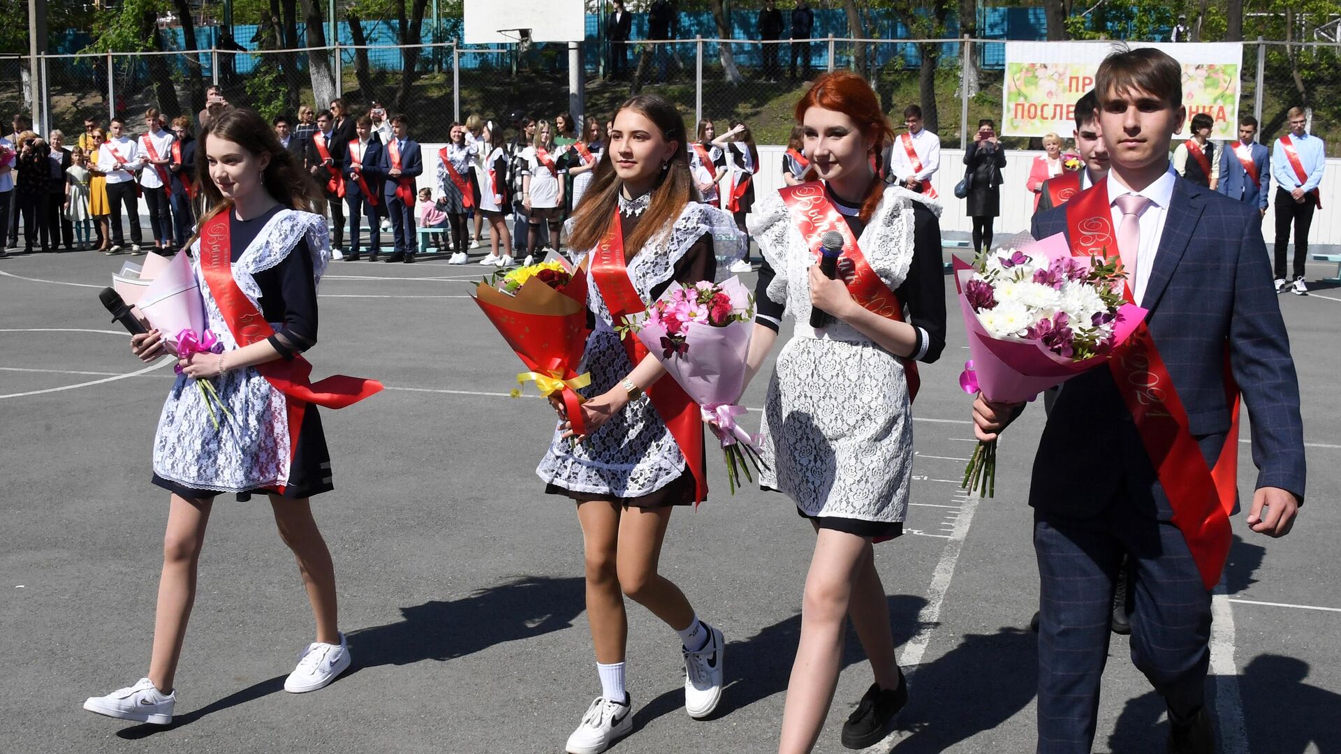 Выпускники во время последнего звонка в гимназии №2 во Владивостоке - РИА Новости, 1920, 24.05.2021