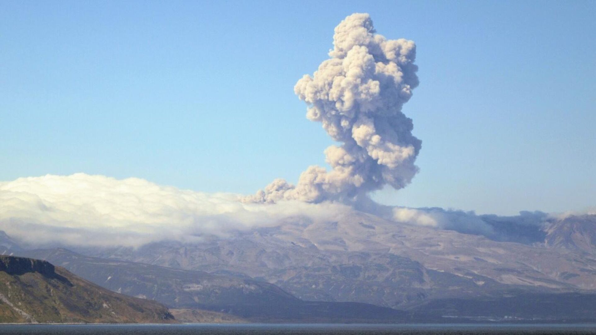 Пепловый выброс на вулкане Эбеко0