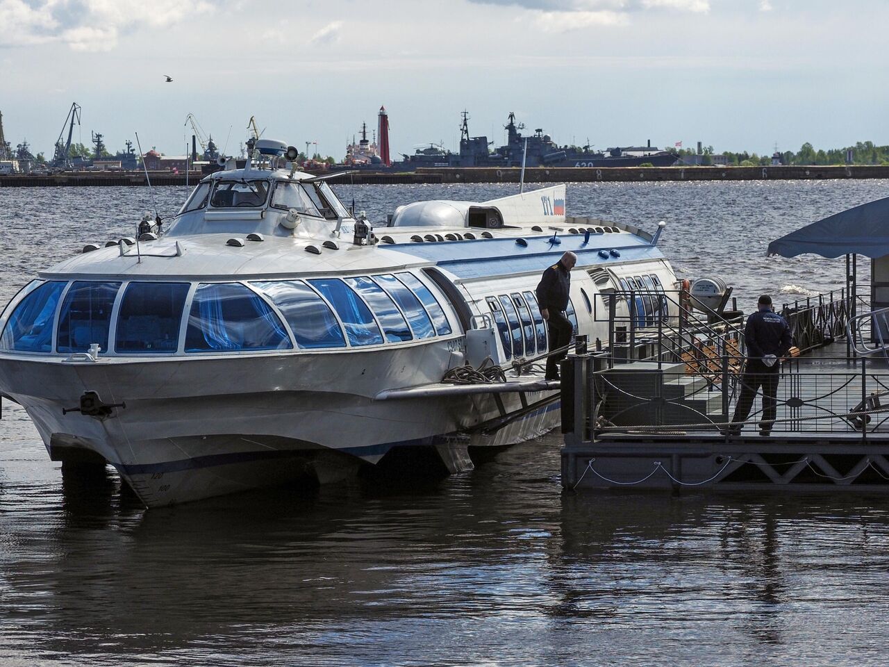 В Салехарде два теплохода столкнулись во время экспериментального рейса -  РИА Новости, 19.09.2023