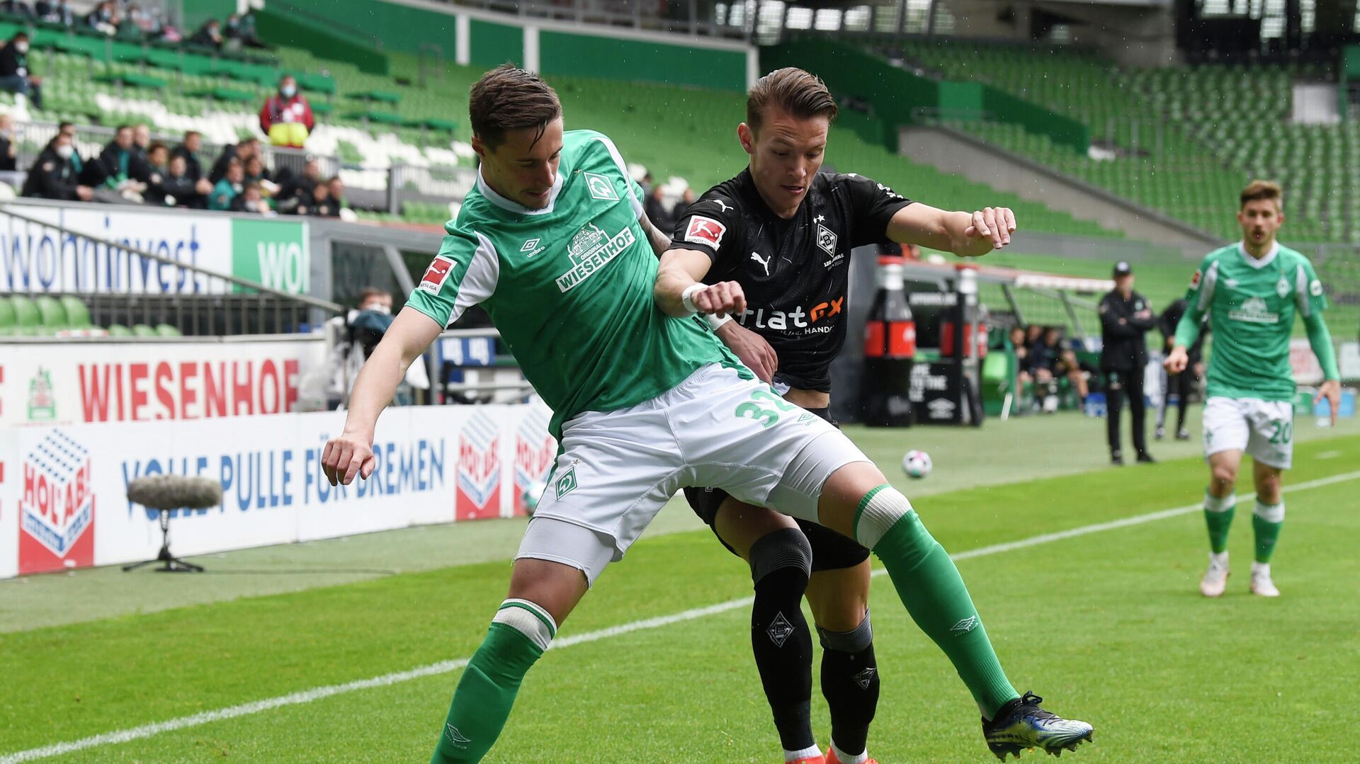 Soccer Football - Bundesliga - Werder Bremen v Borussia Moenchengladbach - Weser-Stadion, Bremen, Germany - May 22, 2021  Werder Bremen's Marco Friedl in action with Borussia Moenchengladbach's Hannes Wolf Pool via REUTERS/Fabian Bimmer DFL regulations prohibit any use of photographs as image sequences and/or quasi-video. - РИА Новости, 1920, 22.05.2021
