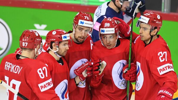 Игроки сборной России радуются забитой шайбе в матче группового этапа чемпионата мира по хоккею 2021 между сборными командами Великобритании и России.