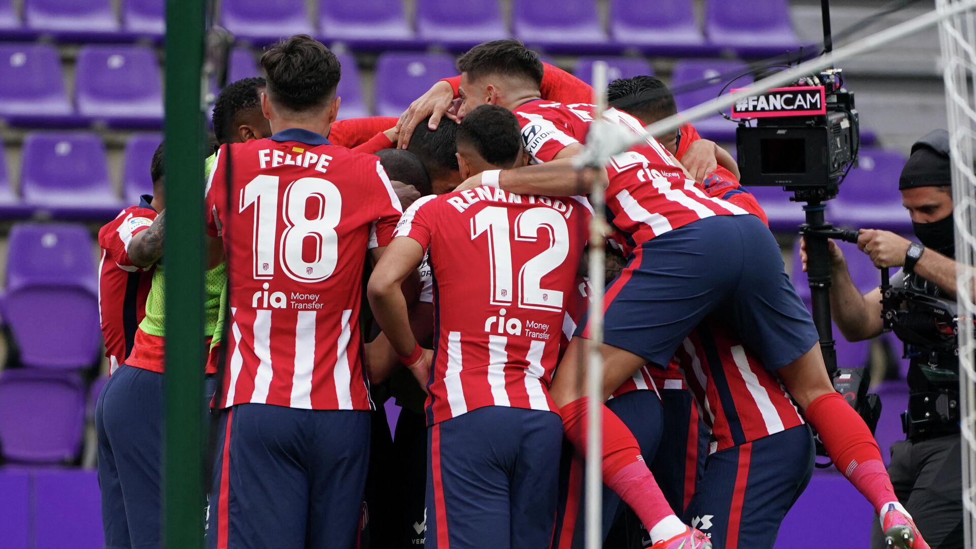 Atletico Madrid's Uruguayan forward Luis Suarez (C) celebrates after scoring during the Spanish league football match Real Valladolid FC against Club Atletico de Madrid at the Jose Zorilla stadium in Valladolid on May 22, 2021. (Photo by CESAR MANSO / AFP) - РИА Новости, 1920, 22.05.2021