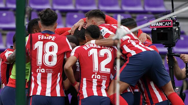 Atletico Madrid's Uruguayan forward Luis Suarez (C) celebrates after scoring during the Spanish league football match Real Valladolid FC against Club Atletico de Madrid at the Jose Zorilla stadium in Valladolid on May 22, 2021. (Photo by CESAR MANSO / AFP)