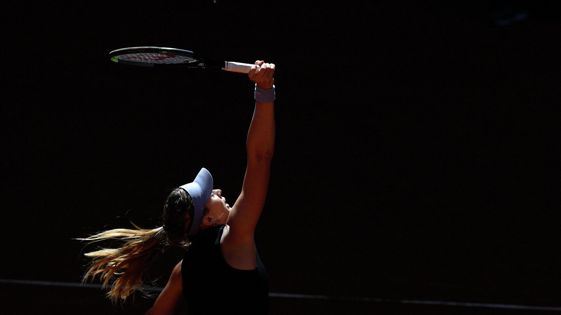 Spain's Paula Badosa returns the ball to Switzerland's Belinda Bencic during their 2021 WTA Tour Madrid Open tennis tournament singles match at the Caja Magica in Madrid on May 5, 2021. (Photo by OSCAR DEL POZO / AFP) - РИА Новости, 1920, 22.05.2021