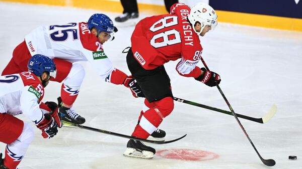 Справа налево: Кристоф Берчи (Швейцария) и Радан Ленц (Чехия) в матче группового этапа чемпионата мира по хоккею 2021 между сборными командами Чехии и Швейцарии.