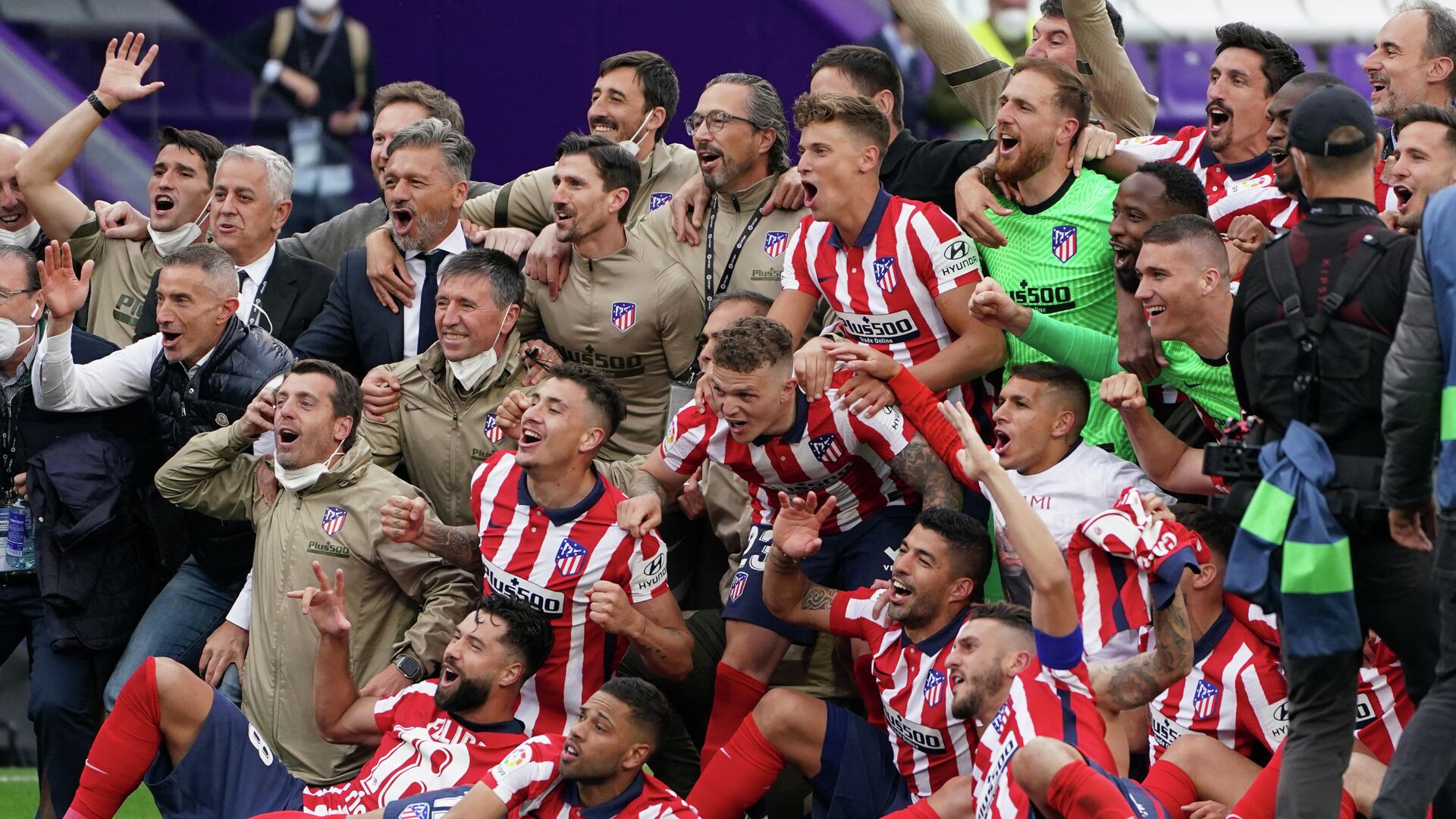 Atletico Madrid's players celebrate after winning the Spanish league football match against Real Valladolid FC and the Liga Championship title at the Jose Zorilla stadium in Valladolid on May 22, 2021. (Photo by CESAR MANSO / AFP) - РИА Новости, 1920, 22.05.2021
