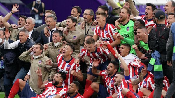 Atletico Madrid's players celebrate after winning the Spanish league football match against Real Valladolid FC and the Liga Championship title at the Jose Zorilla stadium in Valladolid on May 22, 2021. (Photo by CESAR MANSO / AFP)