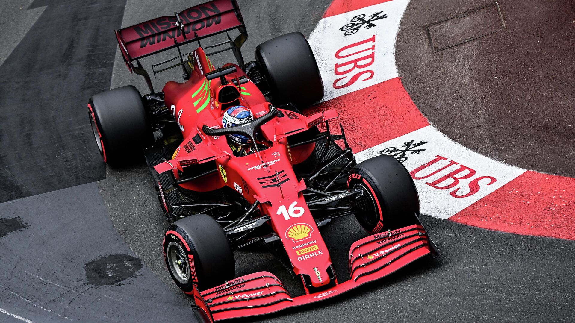 Ferrari's Monegasque driver Charles Leclerc drives during the third practice session at the Monaco street circuit in Monaco, on May 22, 2021, ahead of the Monaco Formula 1 Grand Prix. (Photo by ANDREJ ISAKOVIC / AFP) - РИА Новости, 1920, 22.05.2021
