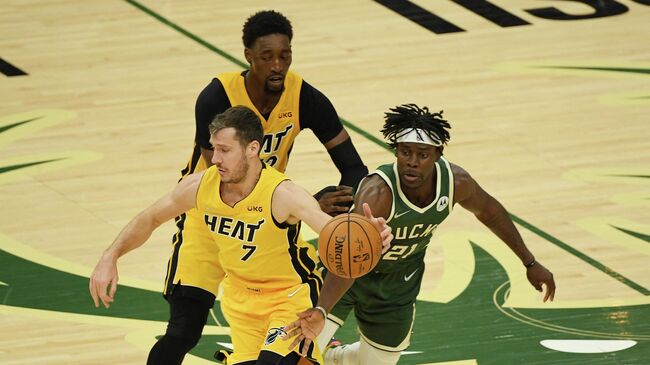 MILWAUKEE, WISCONSIN - MAY 22: Jrue Holiday #21 of the Milwaukee Bucks knocks the basketball away from Goran Dragic #7 of the Miami Heat during Game 1 of their Eastern Conference first-round playoff series at Fiserv Forum on May 22, 2021 in Milwaukee, Wisconsin. NOTE TO USER: User expressly acknowledges and agrees that, by downloading and or using this photograph, User is consenting to the terms and conditions of the Getty Images License Agreement.   Quinn Harris/Getty Images/AFP (Photo by Quinn Harris / GETTY IMAGES NORTH AMERICA / Getty Images via AFP)