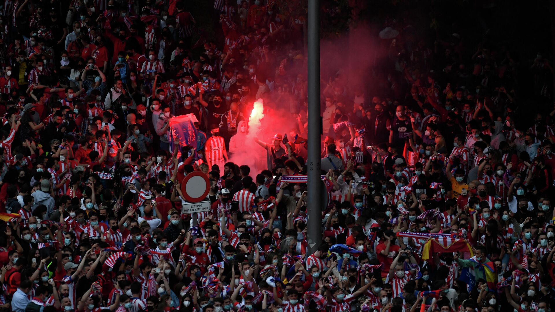 Supporters light flares after Atletico Madrid won the Spanish Liga Championship title on May 22, 2021 in Madrid. - Atletico Madrid were crowned La Liga champions for the first time since 2014 as veteran striker Luis Suarez scored the winner in a 2-1 victory over Valladolid. (Photo by OSCAR DEL POZO / AFP) - РИА Новости, 1920, 23.05.2021