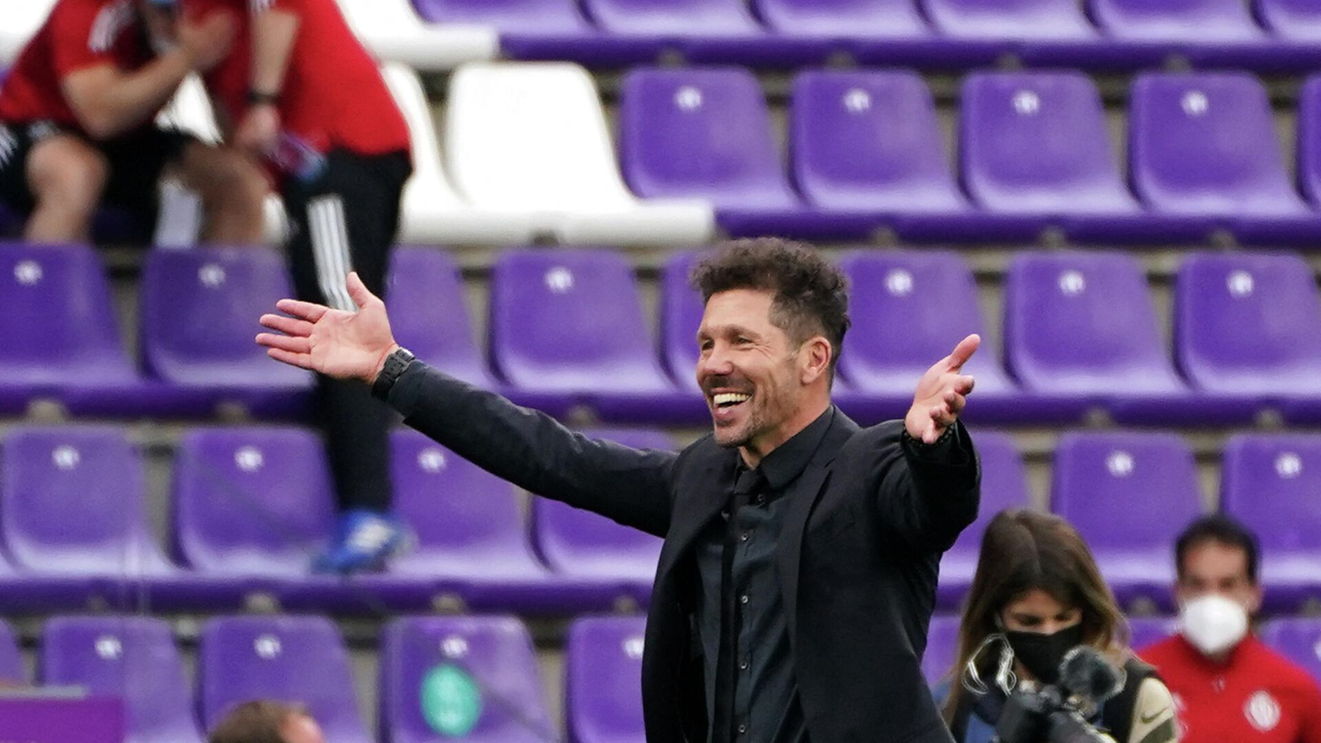 Atletico Madrid's Argentine coach Diego Simeone celebrates after winning the Spanish league football match against Real Valladolid FC and the Liga Championship title at the Jose Zorilla stadium in Valladolid on May 22, 2021. (Photo by CESAR MANSO / AFP) - РИА Новости, 1920, 23.05.2021