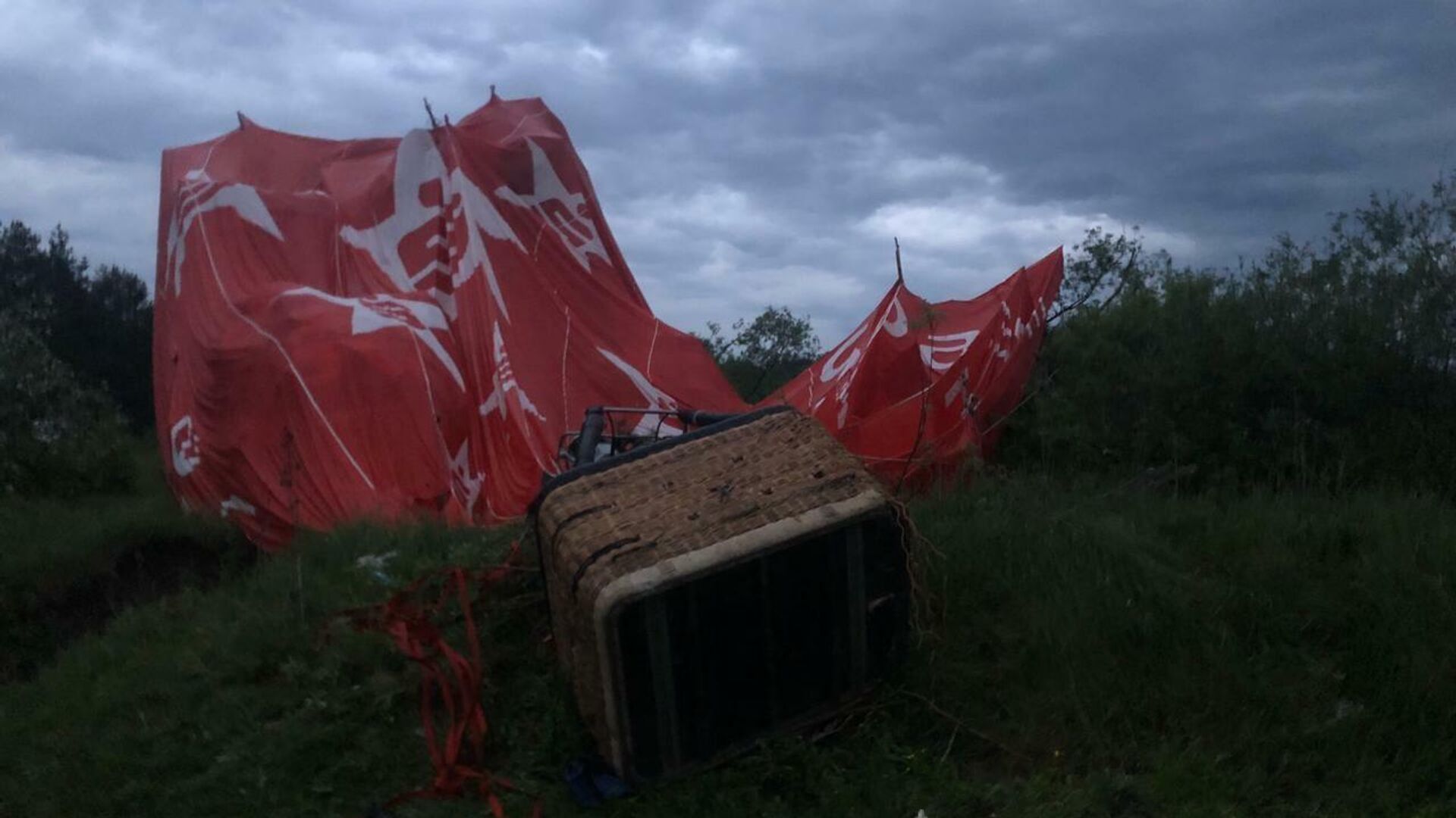 Крушение воздушного шара во время фестиваля воздушных шаров в Хмельницкой области Украины - РИА Новости, 1920, 23.05.2021