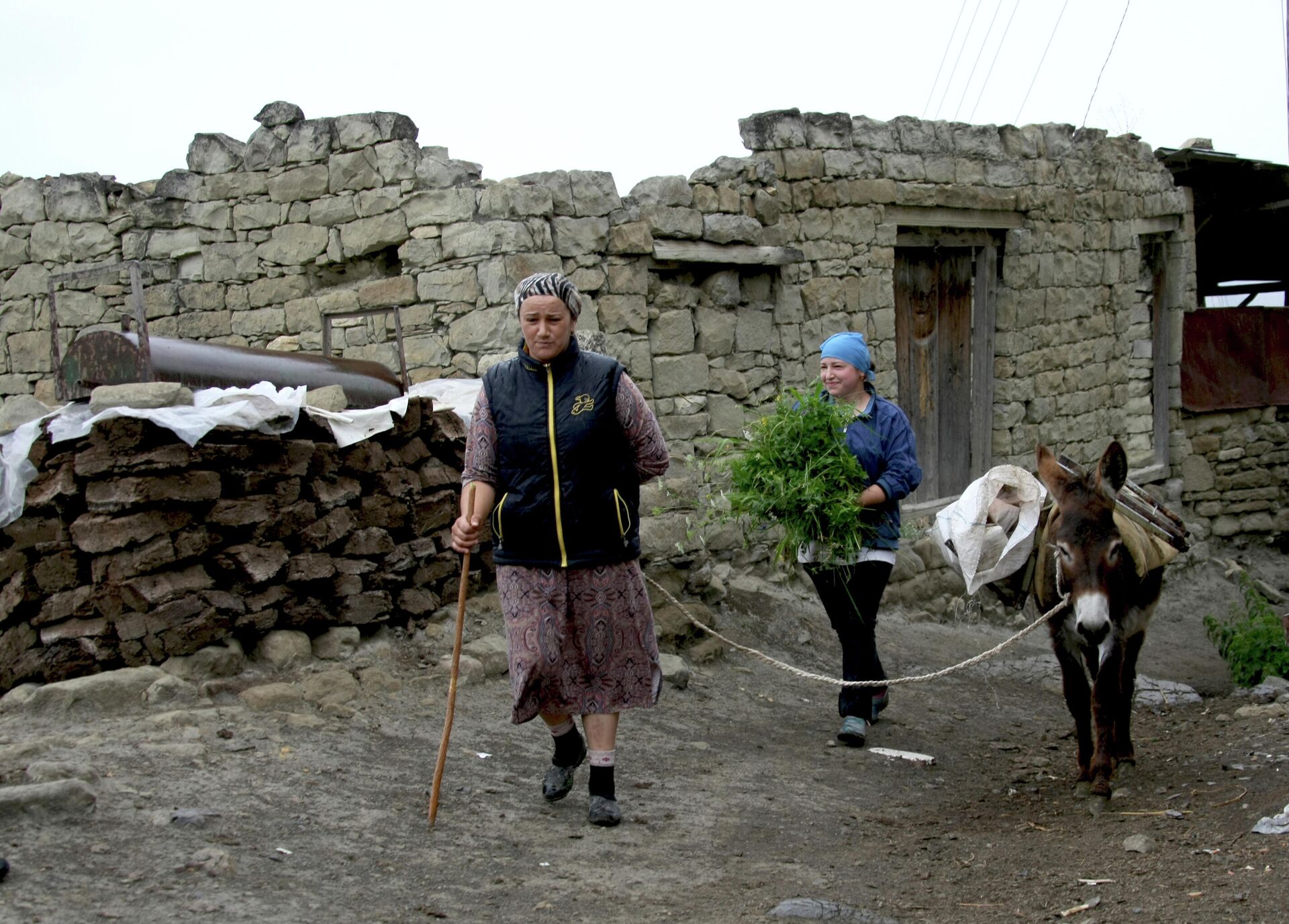 Жительницы села Чох Гунибского района Республики Дагестан идут по улице - РИА Новости, 1920, 23.05.2021