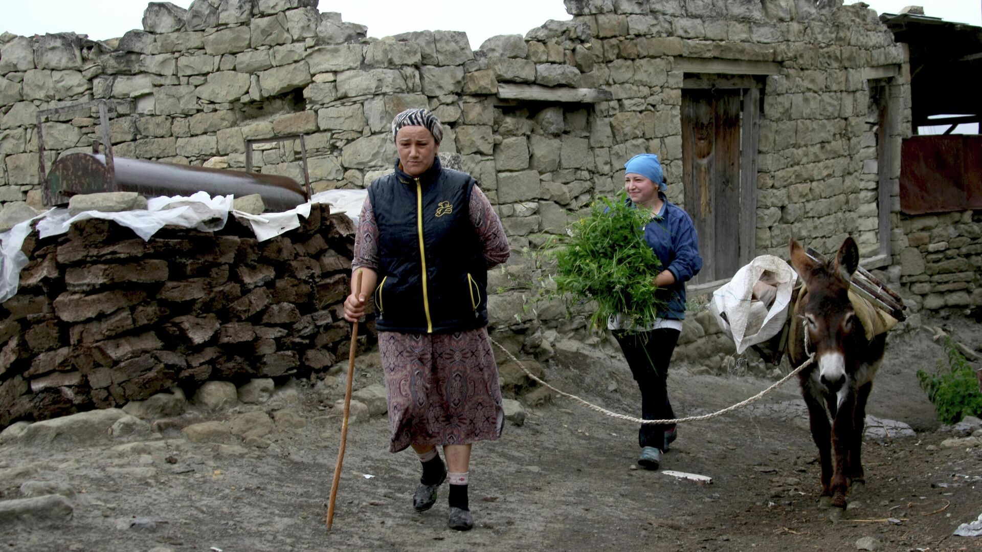 Жительницы села Чох Гунибского района Республики Дагестан идут по улице - РИА Новости, 1920, 25.06.2024