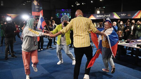 Журналисты в пресс-центре во время выступления певицы Манижи (Россия) в финале конкурса песни Евровидение-2021 в Роттердаме