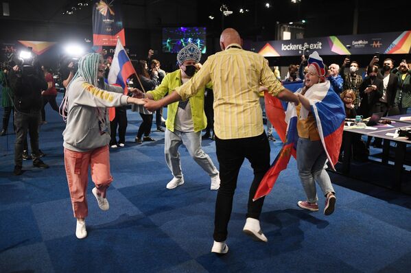 Журналисты в пресс-центре во время выступления певицы Манижи (Россия) в финале конкурса песни Евровидение-2021 в Роттердаме