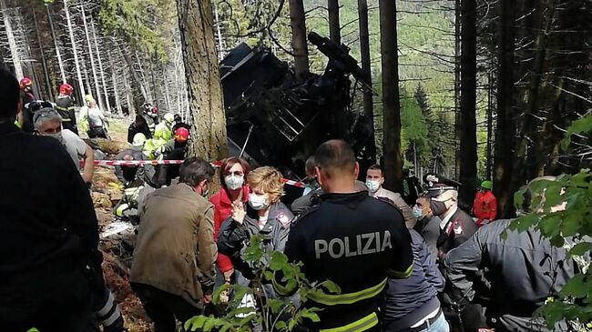Сотрудники полиции и спасатели на месте падения кабины фуникулера в Пьемонте, Италия