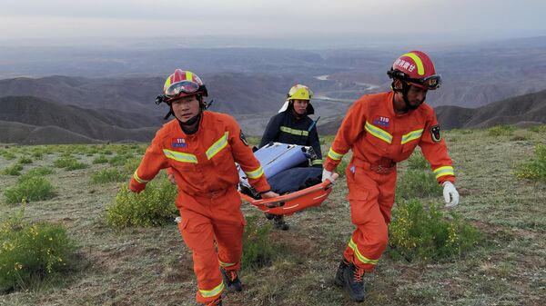 Спасательные работы на месте  марафонского забега провинция Ганьсу, Китай