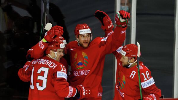 Хоккеисты сборной Белоруссии радуются заброшенной шайбе