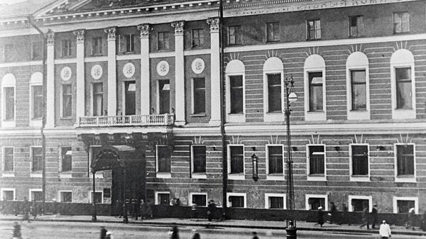 Здание Московского Совета рабочих, крестьянских и красноармейских депутатов. До 1917 года - дом генерал-губернатора Москвы