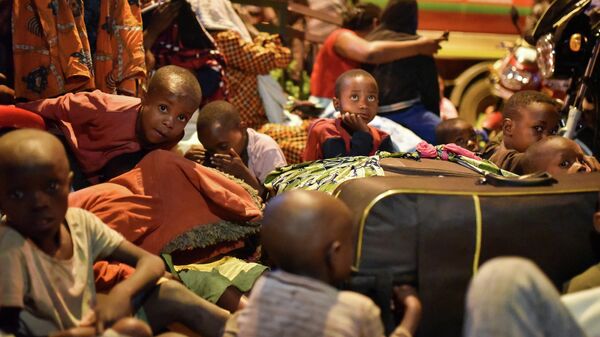 Жители со своими вещами во время извержения вулкана Ньирагонго в Демократической республике Конго