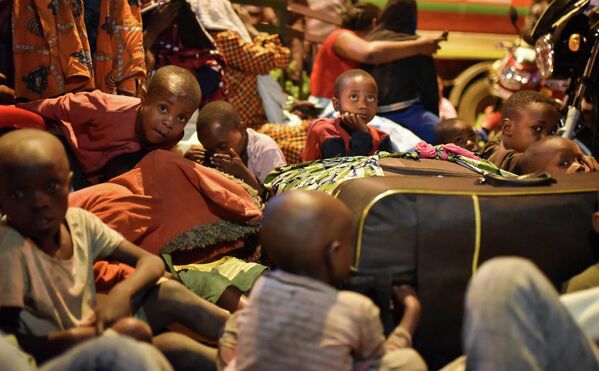 Жители со своими вещами во время извержения вулкана Ньирагонго в Демократической республике Конго