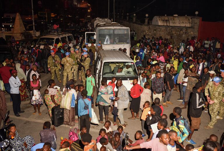 Миротворцы MONUSCO с жителями Демократической республики Конго во время извержения вулкана Ньирагонго