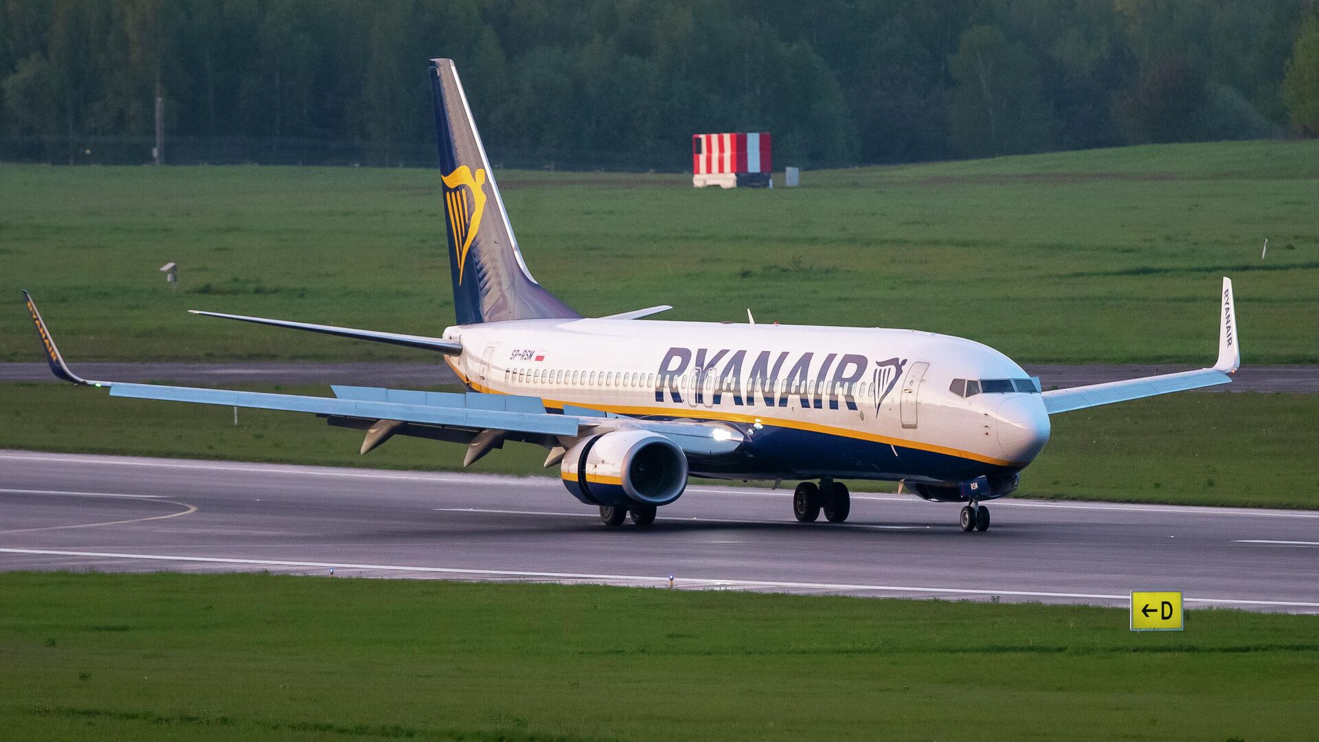 Самолет авиакомпании Ryanair, на котором находился Роман Протасевич, в аэропорту Вильнюса - РИА Новости, 1920, 10.08.2021