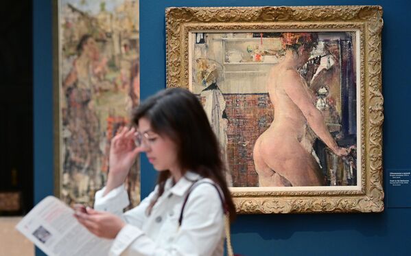 Девушка возле картины Обнаженная в ванной на выставке работ художника Николая Фешина в Третьяковской галерее в Москве