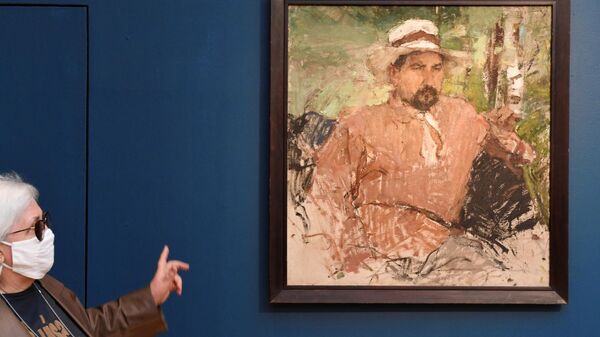 Женщина возле картины Портрет художника Г. А. Медведева на выставке работ художника Николая Фешина в Третьяковской галерее в Москве
