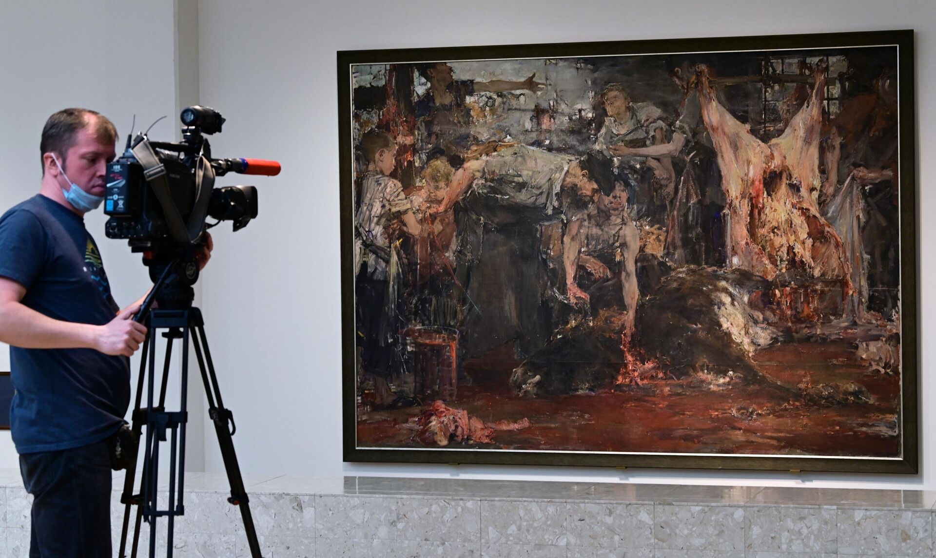 Видеооператор во время работы на выставке работ художника Николая Фешина в Третьяковской галерее в Москве - РИА Новости, 1920, 25.05.2021