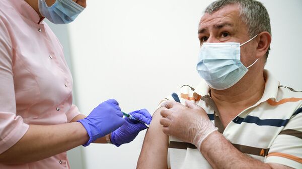 Мужчина вакцинируется от COVID-19