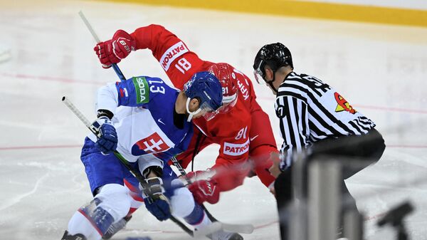 Игровой момент матча чемпионата мира по хоккею Словакия - Россия