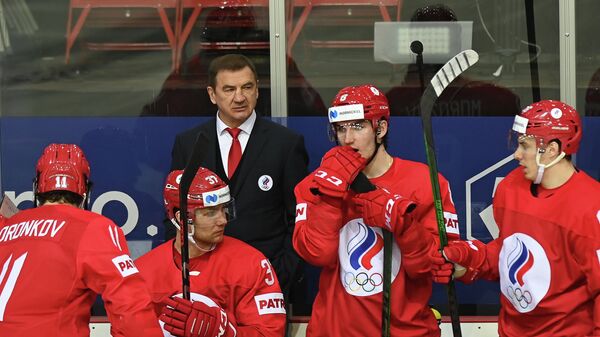 Главный тренер сборной России Валерий Брагин с хоккеистами команды