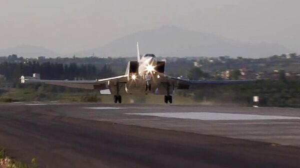 Дальний бомбардировщик Ту-22М3 совершает посадку на авиабазе Хмеймим в Сирии. Кадр видео
