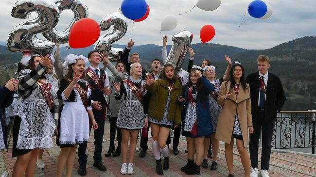 Выпускники средней общеобразовательной школы №2 имени Юрия Гагарина на смотровой площадке у Енисея в поселке Слизнево в Красноярском крае