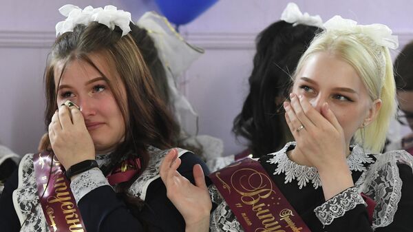 Выпускницы во время последнего звонка в средней общеобразовательной школе №2 имени Юрия Гагарина в Дивногорске